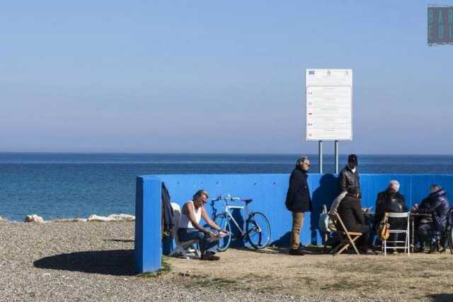 Carte, mare e amicizia: i vecchietti che ogni giorno si ritrovano a Pane e Pomodoro
